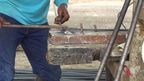 trabajador doblar línea de acero en forma cuadrada. para el edificio de construcción.