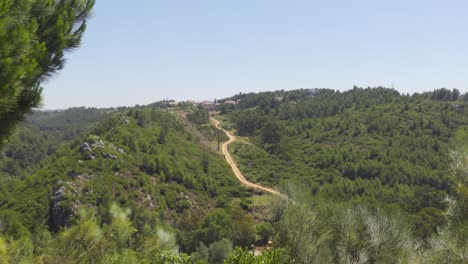 Una-Vista-Panorámica-De-Un-Camino-De-Tierra-Que-Sube-La-Montaña-En-El-Interior-Portugués