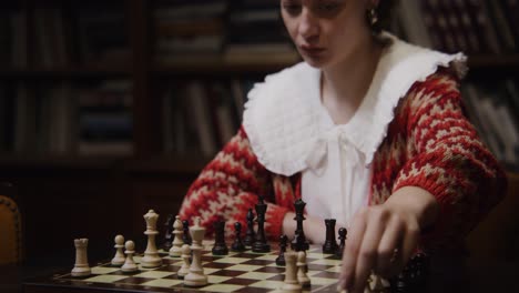 mujer jugando al ajedrez en una biblioteca