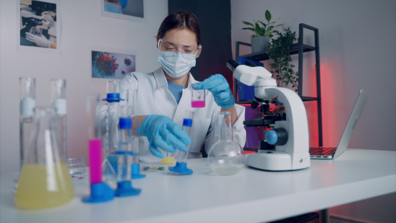 científico que lleva a cabo un experimento en un laboratorio