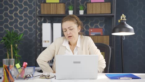 mujer de negocios con dolor de estómago.