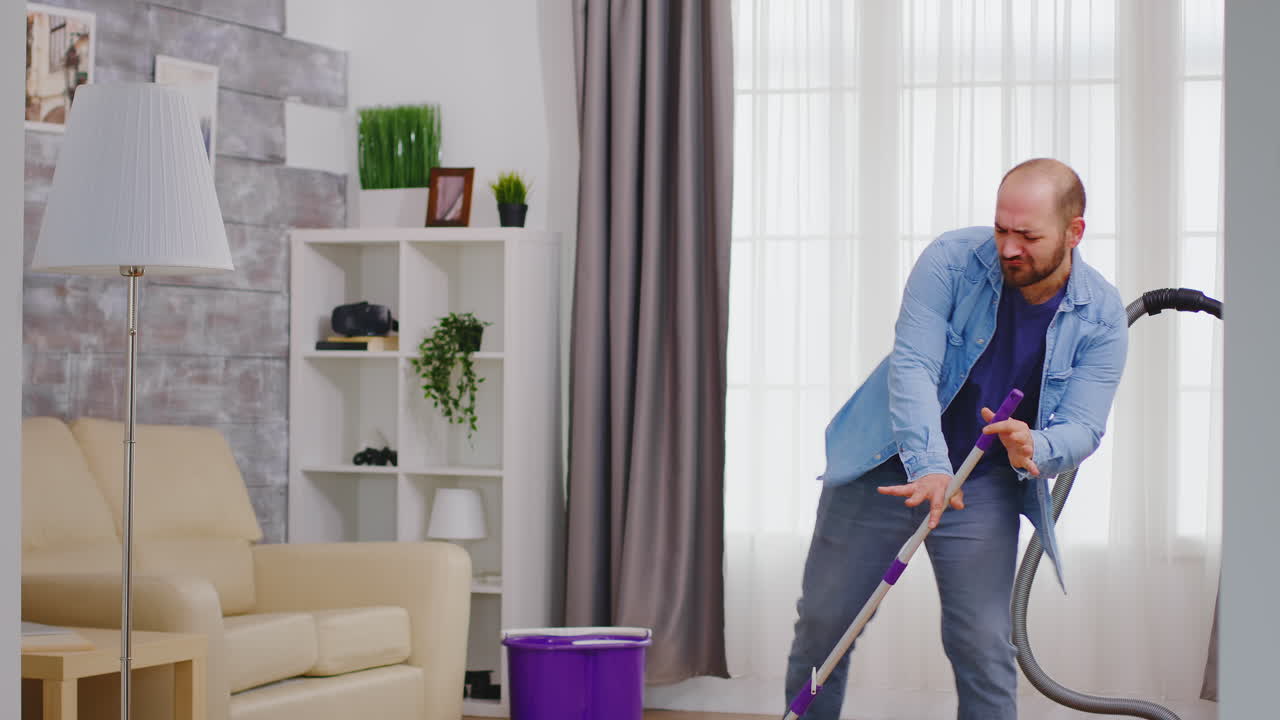 chico bailando y limpiando