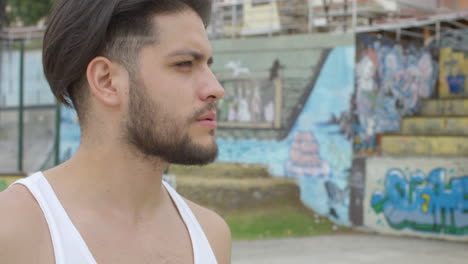 hombre guapo bebiendo agua limpia de una botella de plástico