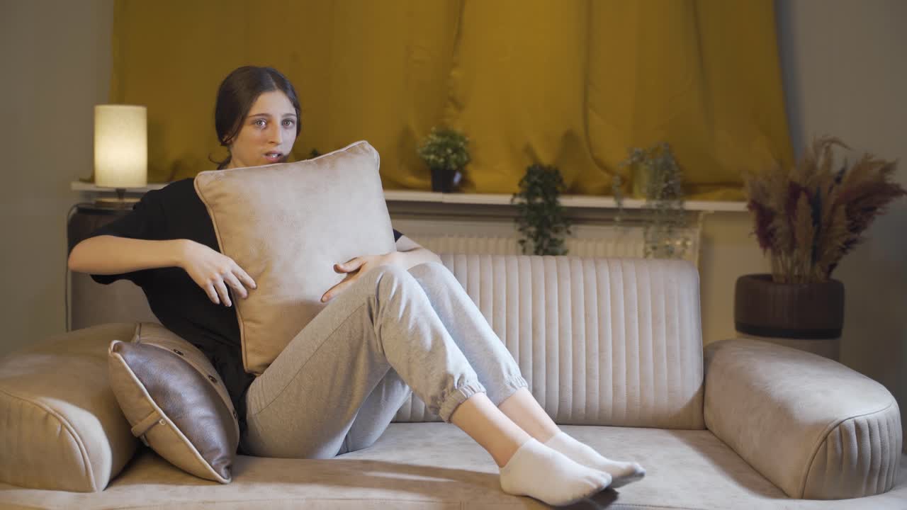 정신병을  ⁇ 고 있는 젊은 여성이 두려워합니다.