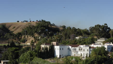incendio de helicópteros incendio forestal en el este de los ángeles, suburbio de lincoln heights