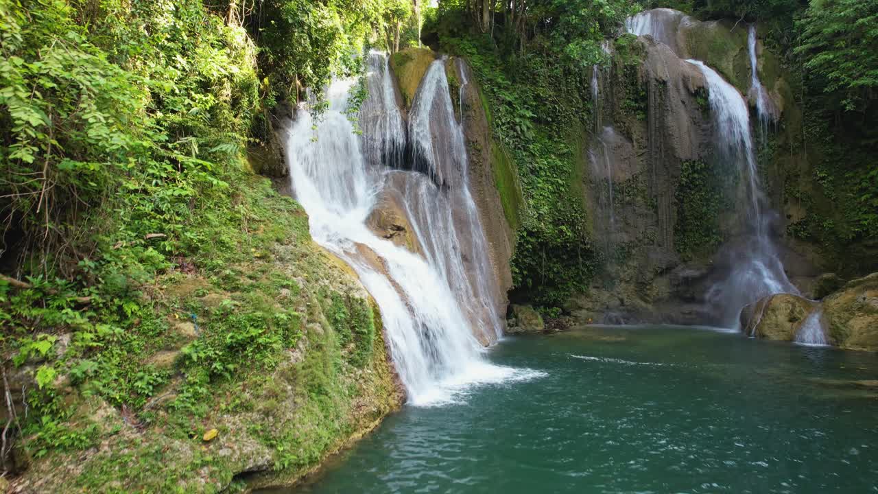 video de dron de 4k volando hacia las cataratas de pahangog en bohol, filipinas