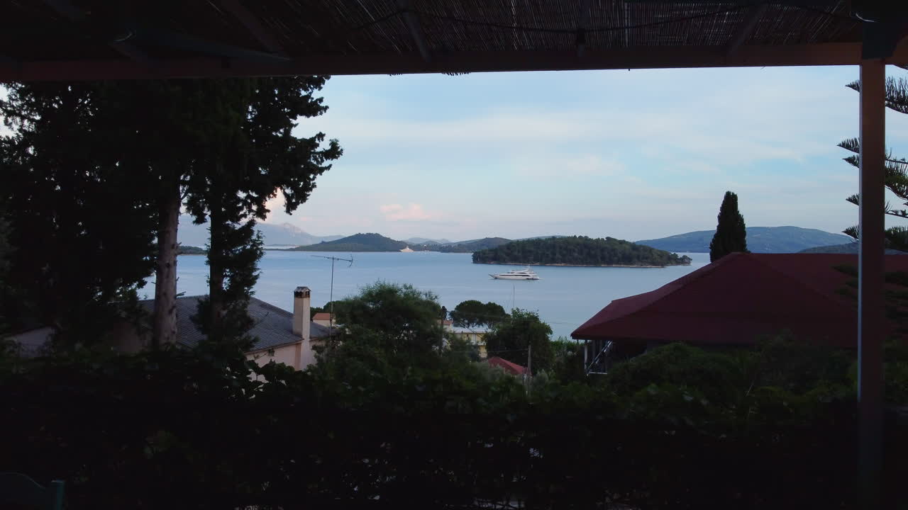 드론이 레프카다 동부 해안의 니드리 호텔에서 나타납니다.