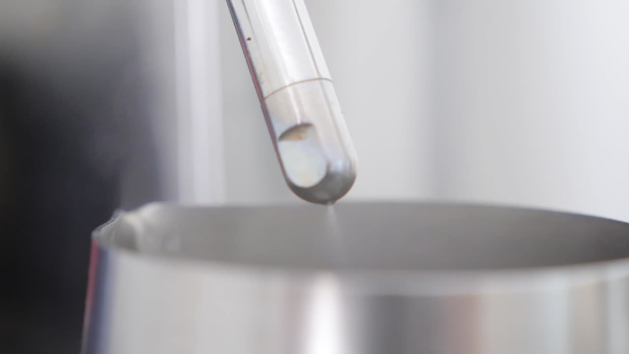 증기 막대기 의 느린 움직임 으로 물 을 정화 시켜 우유 를 증기 시킬 준비 를 하고 있다