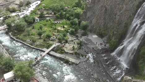 Video-Cinematográfico-Areial-Del-Lago-Sadpara-Con-Montañas-Rocosas,-Agua-Clara-Y-Hermoso-Cielo-Azul-En-Sakardu,-Pakistán