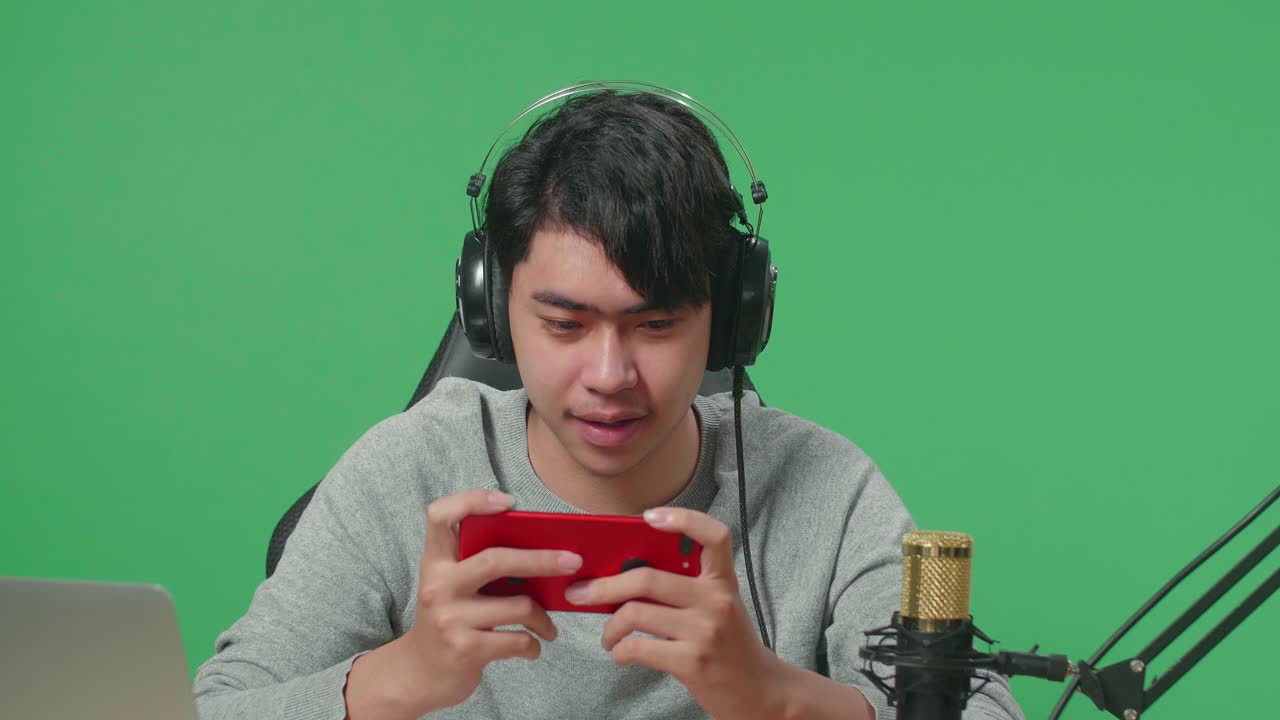 모바일 게임을 하는 남자