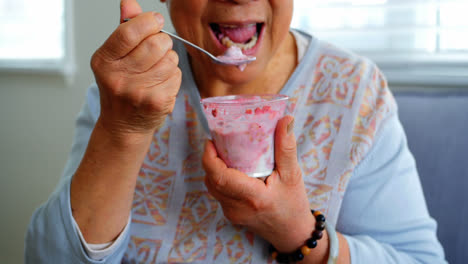 mujer mayor con comida dulce
