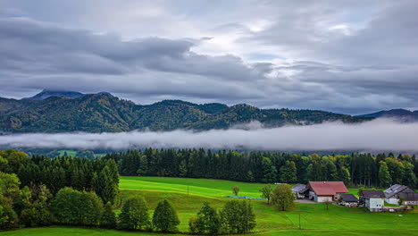 Alpes-Centrales,-Austria,-Europa---Una-Vista-Impresionante-De-La-Cordillera-Velada-Por-La-Niebla-Baja---Timelapse