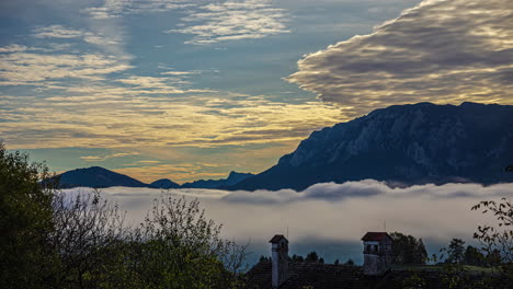 nubes bajas y niebla en el valle de los alpes austriacos al atardecer - lapso de tiempo