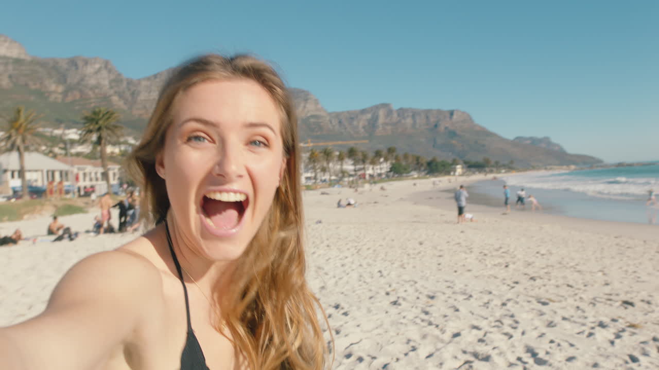 bella donna che fa video chat sulla spiaggia ragazza che condivide le vacanze estive usando la fotocamera dello smartphone che mostra l'avventura di viaggio che si diverte in vacanza