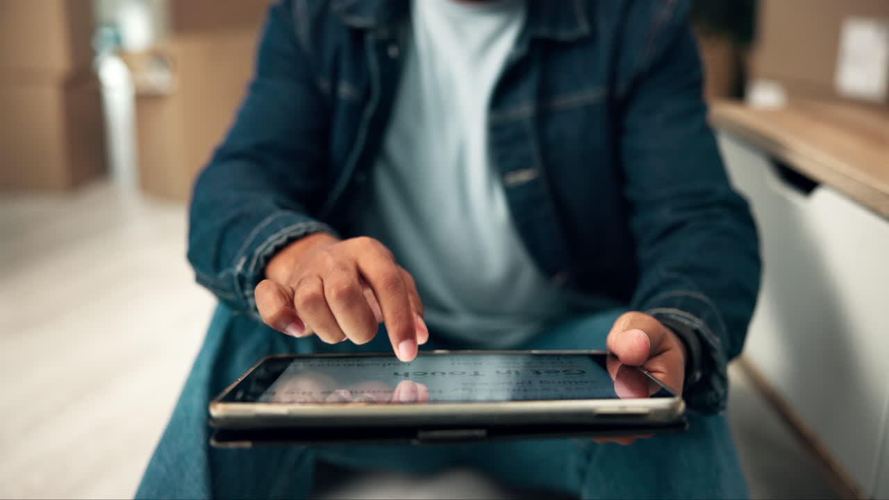 hombre que usa tabletas