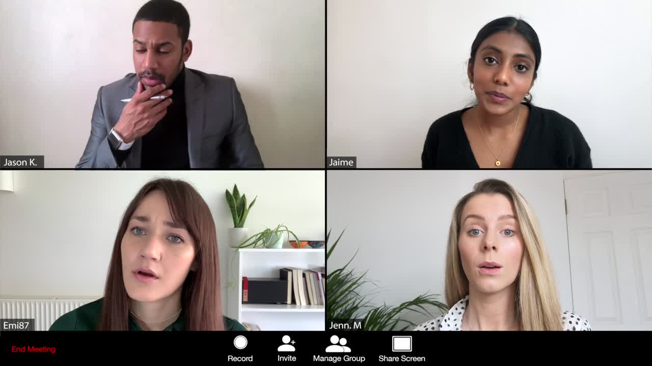 empresaria da malas noticias a sus colegas a través de una reunión en línea