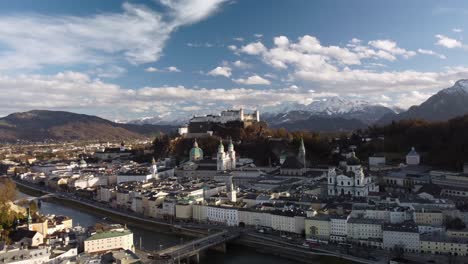 toma de órbita aérea cinematográfica del castillo de hohensalzburg, en salzburg, austria