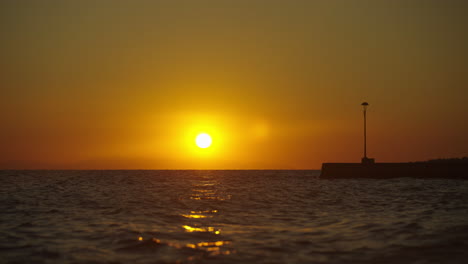 puesta de sol sobre el océano
