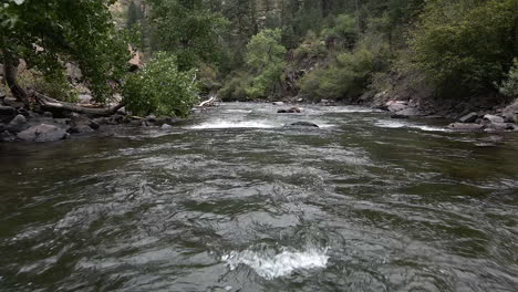 corriente acelerada del cañón de clear creek en golden colorado, estados unidos