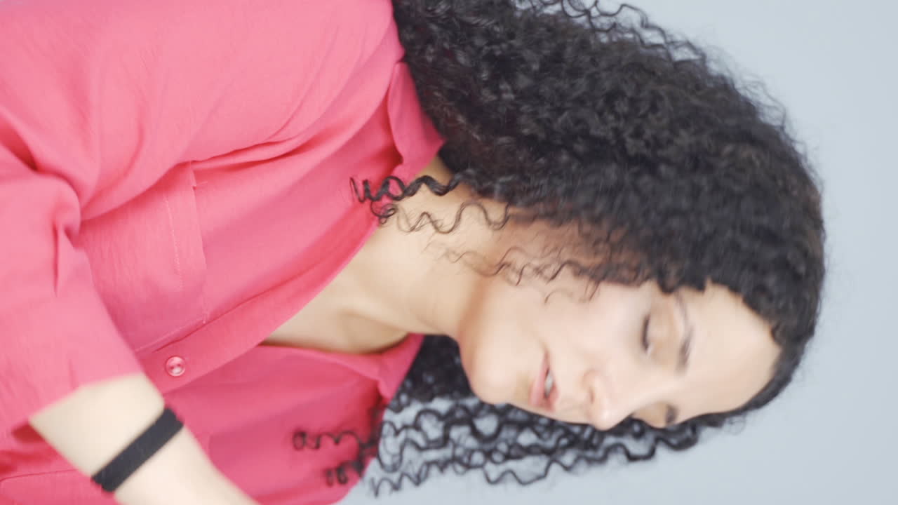 video vertical de la joven que se cuida a sí misma, bien arreglada.