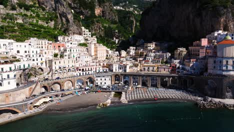 Toma-De-Seguimiento-Aéreo-Sobre-Atrani-En-La-Costa-De-Amalfi-En-Salerno,-Italia.