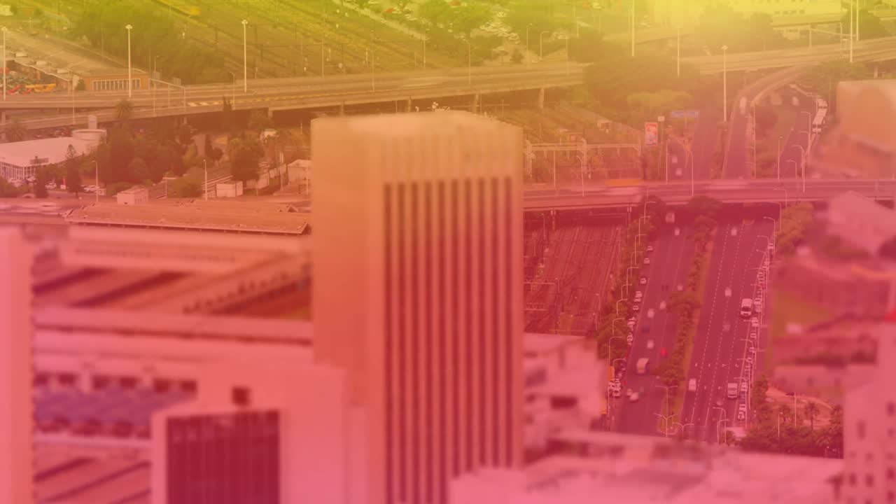 도시 풍경 위에서 노란색에서 분홍색으로 빨리 움직이는 도로 교통의 애니메이션