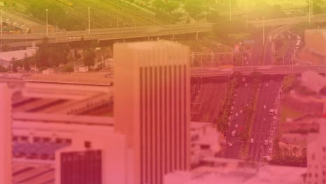animación del tráfico vial en movimiento rápido de color amarillo a rosa sobre el paisaje urbano