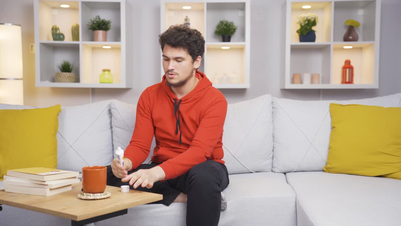 보디 크림이 다 떨어진 남자는 좌절했습니다.