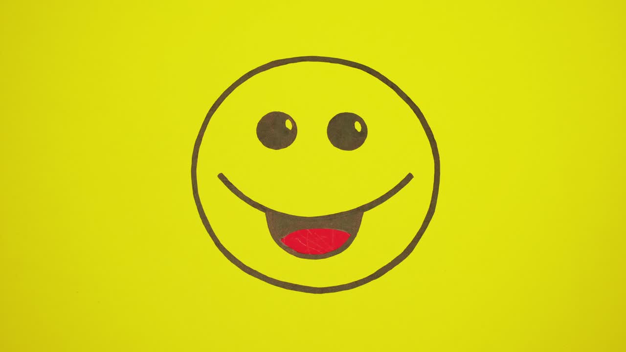 sonriente en fondo amarillo comiendo caramelos.