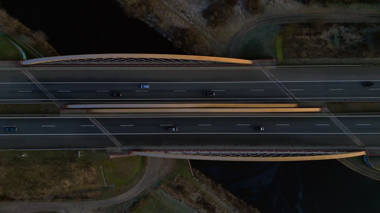 Vista dall'alto di un moderno ponte dell'autostrada tedesca su un fiume, con veicoli che si muovono in entrambe le direzioni. Ottima vista aerea con drone che punta verso il basso.