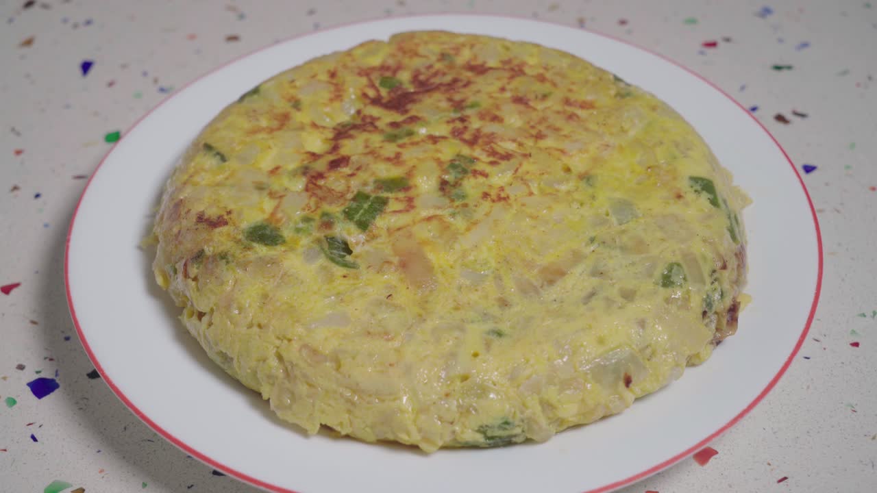 manos coloque tortilla española terminada o tortilla española en marco, primer plano
