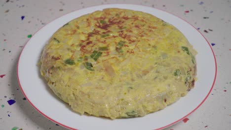 Manos-Coloque-Tortilla-Española-Terminada-O-Tortilla-Española-En-Marco,-Primer-Plano