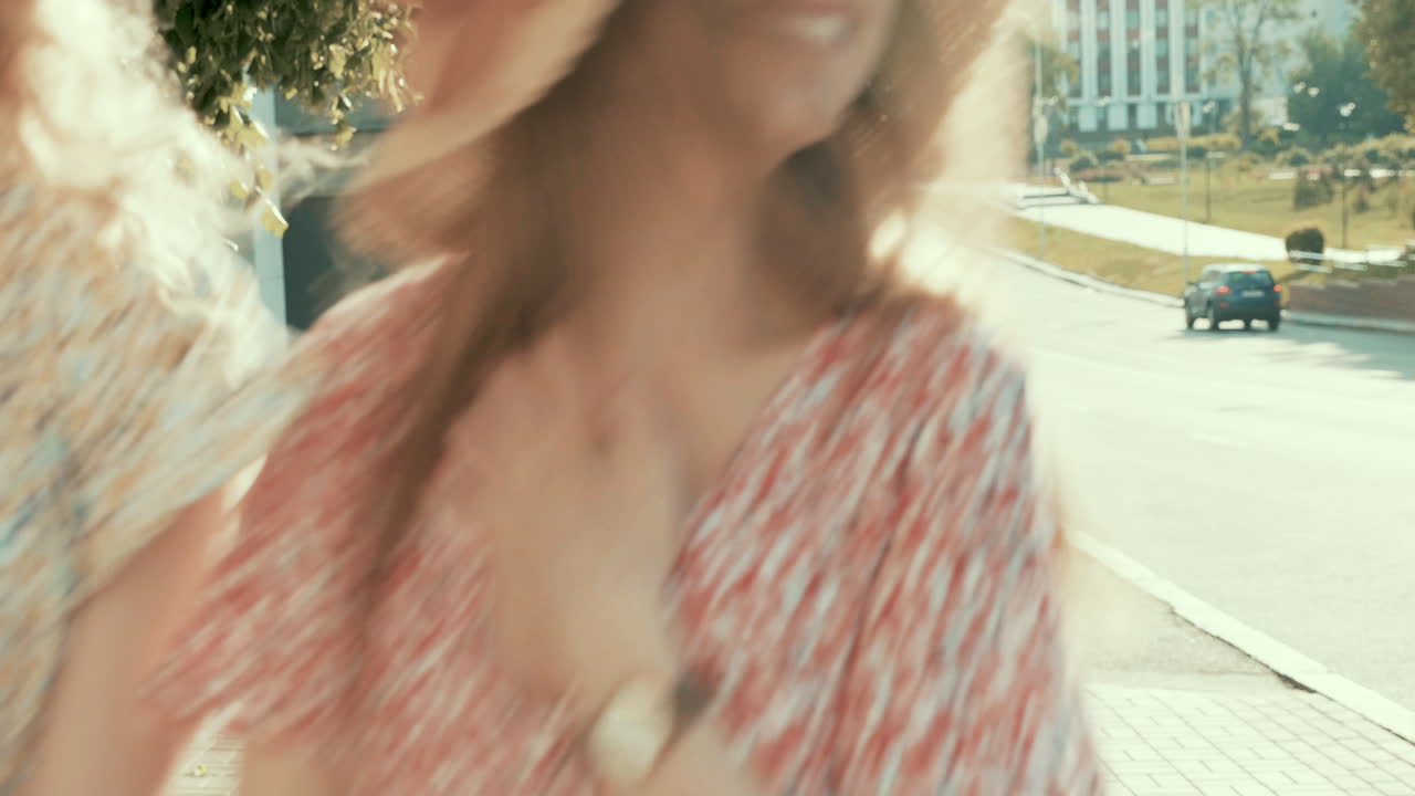 두 명의 젊은 여성들이 도시 거리를 걸어가고 있습니다.