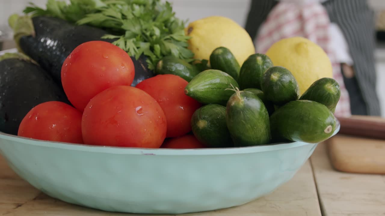 배경에 요리사가 있는 과일로 가득 찬 그릇, 2시에 촬영