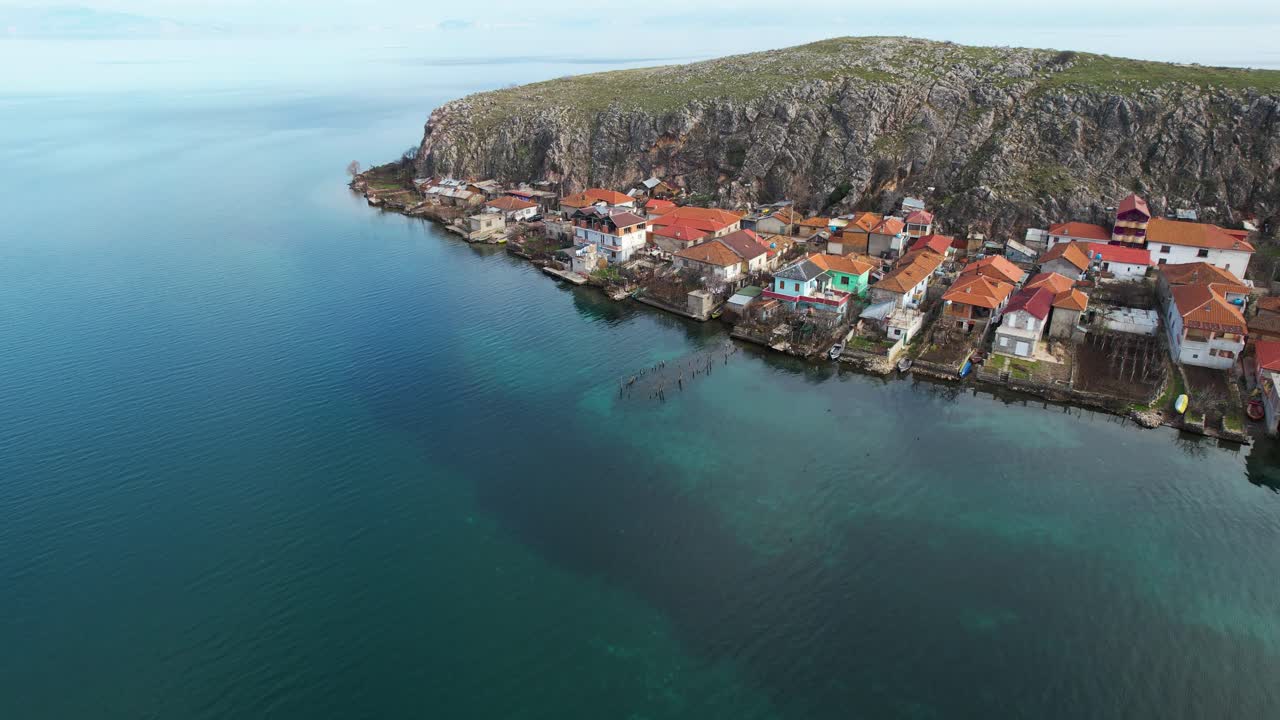 pueblo pesquero de lin con casas frente al lago cerca de la orilla del lago ohrid, hermosa península en albania