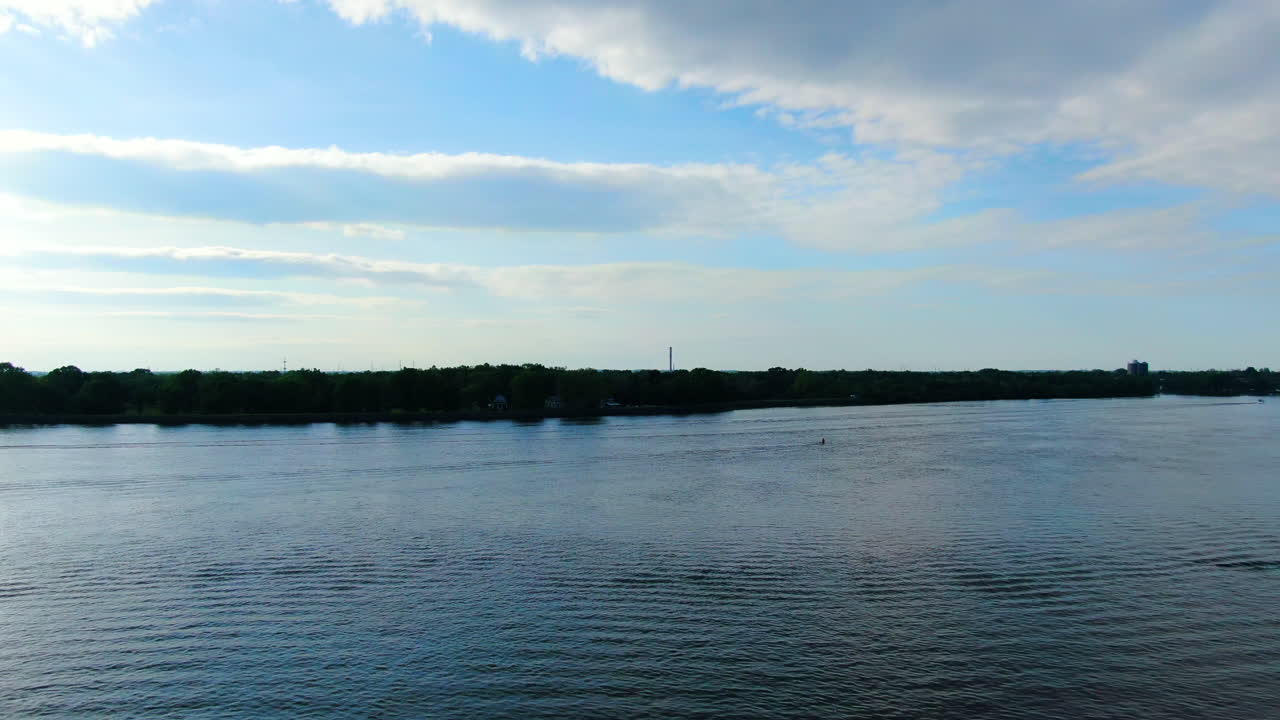 강 위의 녹색 공원에서 날아오르다