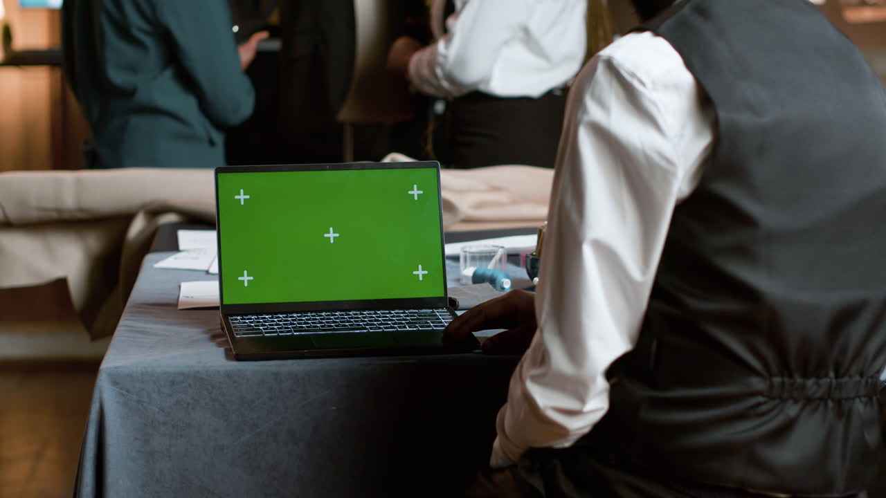 profesionales que trabajan en la sastrería