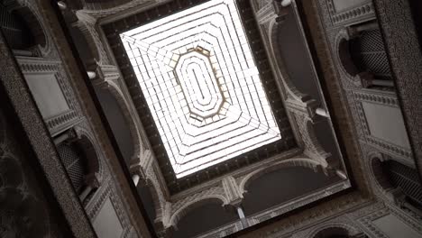 tiro giratorio en cámara lenta mirando hacia la ventana decorada con rectángulo