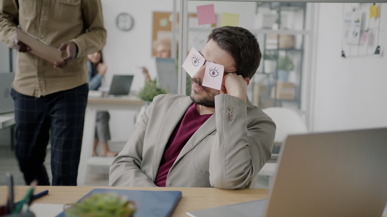 Dipendente assonnato al lavoro