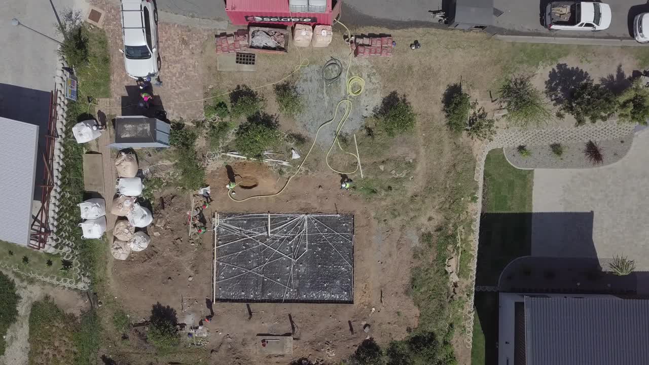 la antena ascendente revela los cimientos de la casa en un lote en el áfrica rural