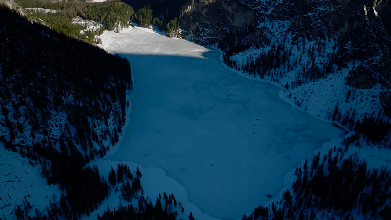 vista aérea cinematográfica del lago congelado sombreado lago di braies