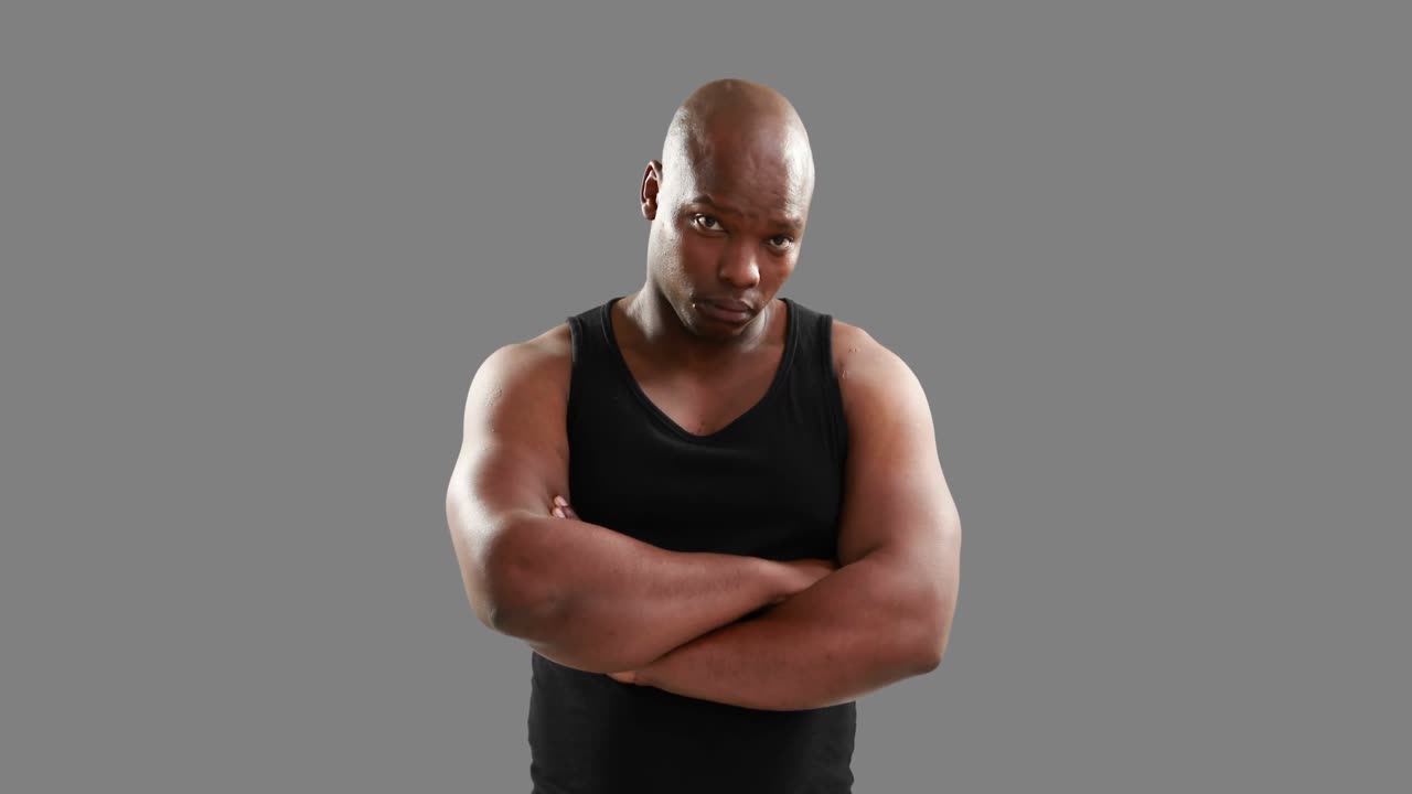 hombre musculoso con los brazos cruzados