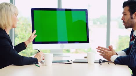 personas de negocios en la sala de conferencias con pantalla verde