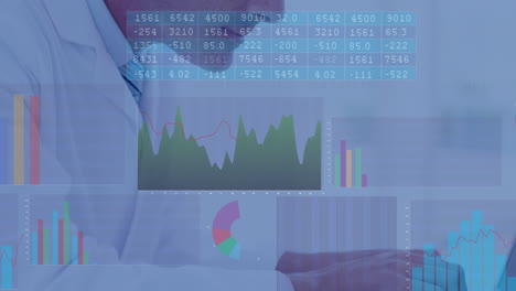 Animación-Del-Procesamiento-De-Datos-Sobre-Un-Médico-Caucásico-Usando-Una-Computadora-Portátil