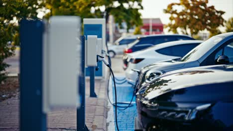 Coches-Eléctricos-Recargando-En-La-Estación-De-Carga