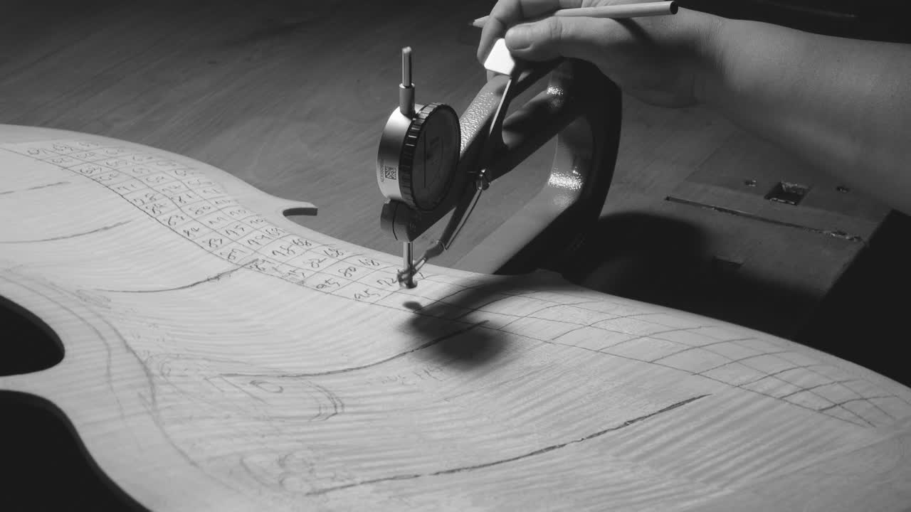 현악기 제작자, 리티어 마스터, 로 뒷판에서 졸업 작업을 진행, 두께 측정 칼리퍼를 사용, 레벨을 측정, 연필을 사용, 나무에 값을 작성, 크레모나, 이탈리아 워크