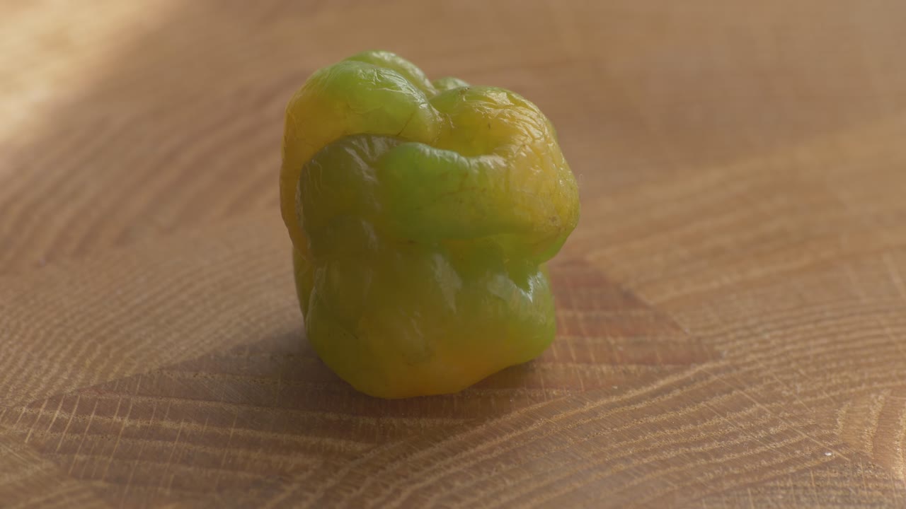 cortando el chile para el ceviche peruano