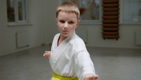 ragazzo in kimono bianco in classe di arti marziali