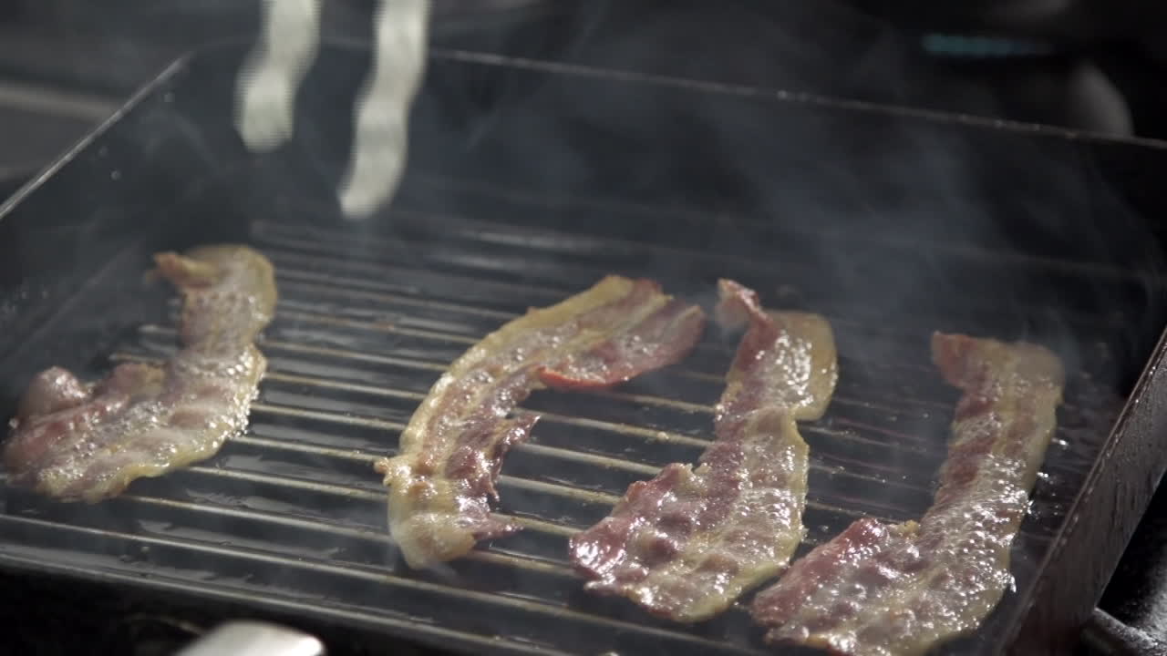 그릴에 튀긴 베이컨 조각