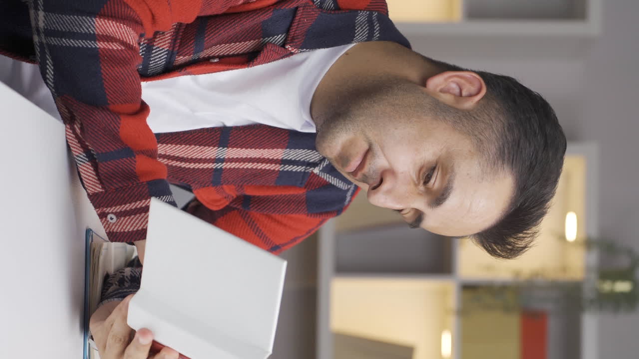 갈망하는 남자의 수직 비디오.